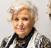 Foto von der Künstlerin von Intrex, art school , creactiv-atelier Rosmarie Kunz