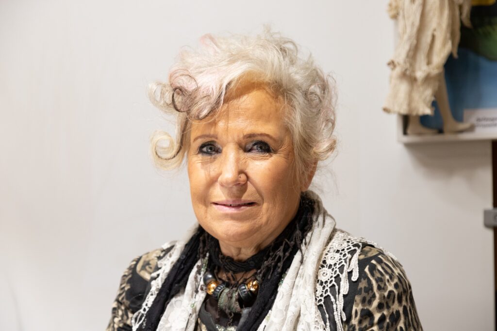 Portraitfoto von der Künstlerin Rosmarie Kunz in ihrem Kunst Atelier in Brügg bei Biel.