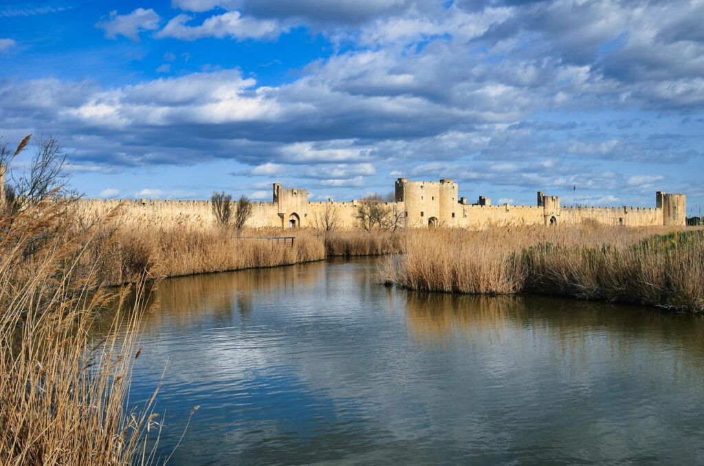 schöne landschaft mit der burg von Aigues-Mortes. kreativität fliessen lassen in unseren kursen.