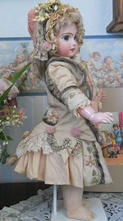 Foto einer schönen Porzelanpuppe, handgemacht von der Künstlerin aus Brügg bei Biel Rosmarie Kunz
